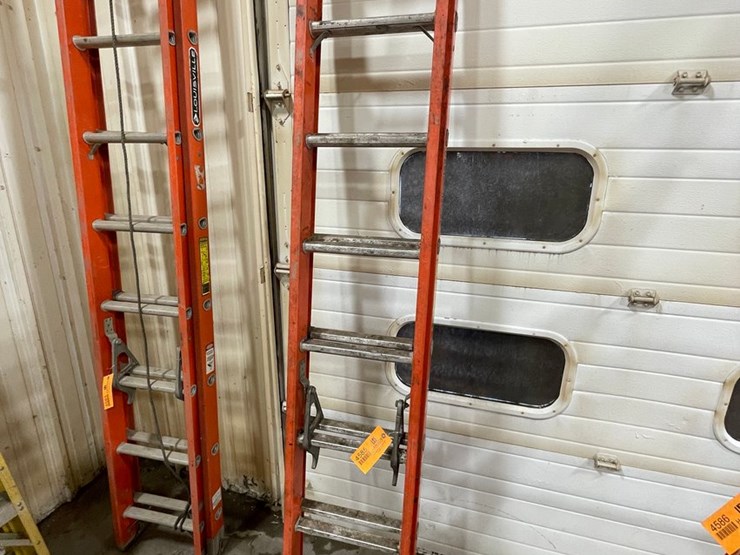 #4585-•-louisville-fiberglass-extension-ladder-image-1