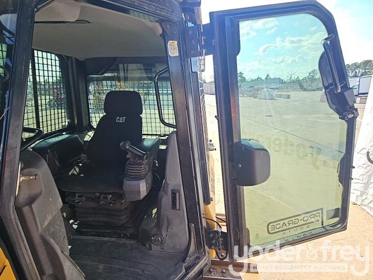 2016-caterpillar-d5k2-lgp-image-33