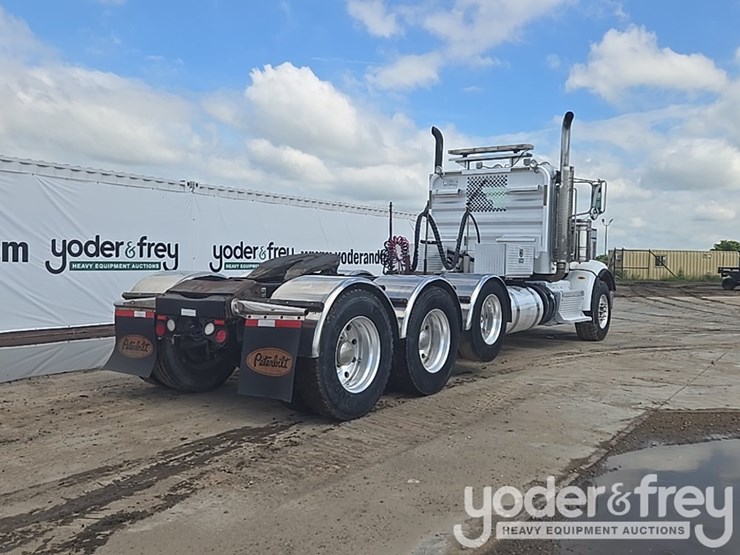 2010-peterbilt-367-image-5