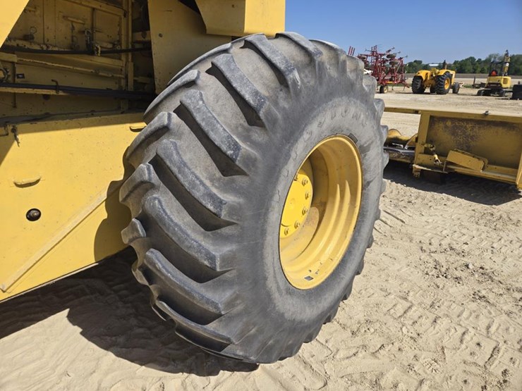 new-holland-tr97-image-14