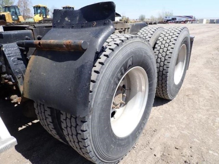 2004-peterbilt-379-image-45