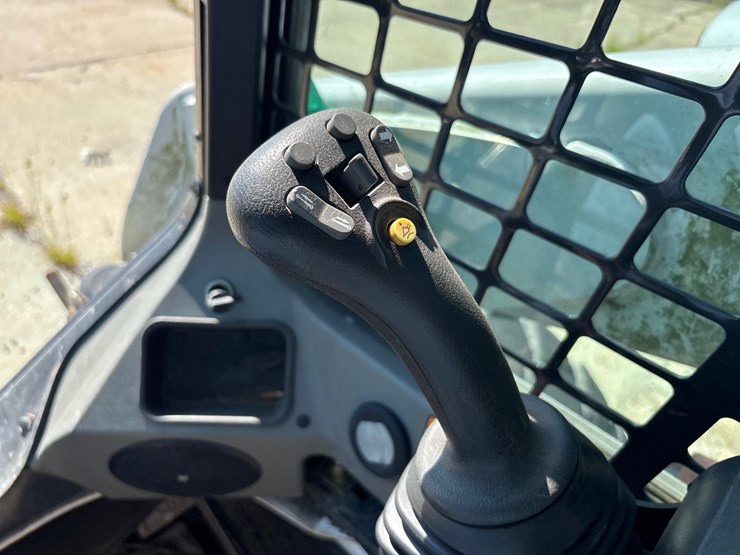#2-•-2015-bobcat-loader-image-13