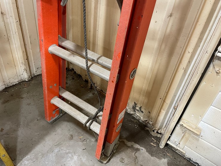 #4584-•-louisville-fiberglass-extension-ladder-image-2