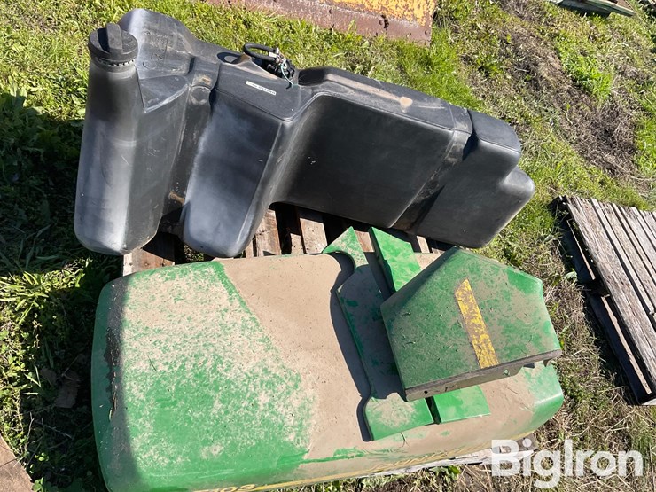 john-deere-tractor-hood-&-fuel-tank-image-6