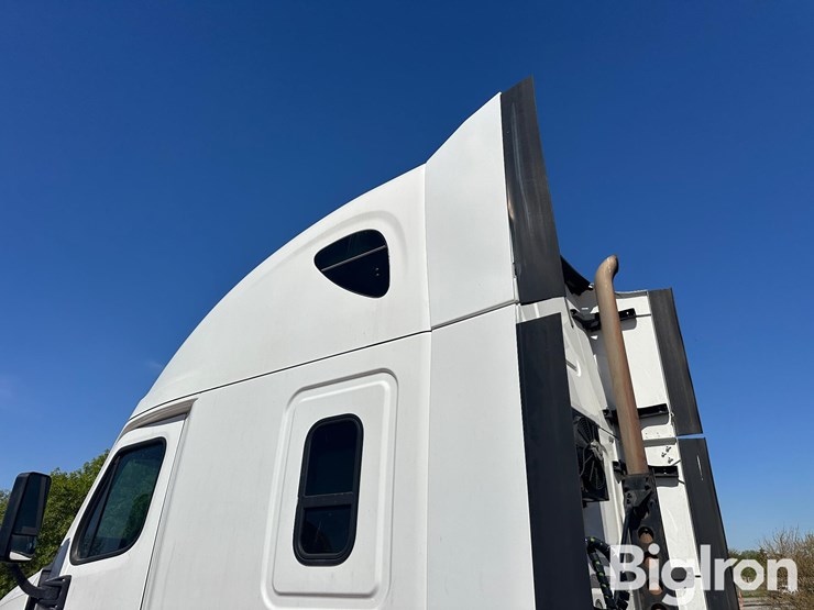 2015-freightliner-cascadia-125-image-10