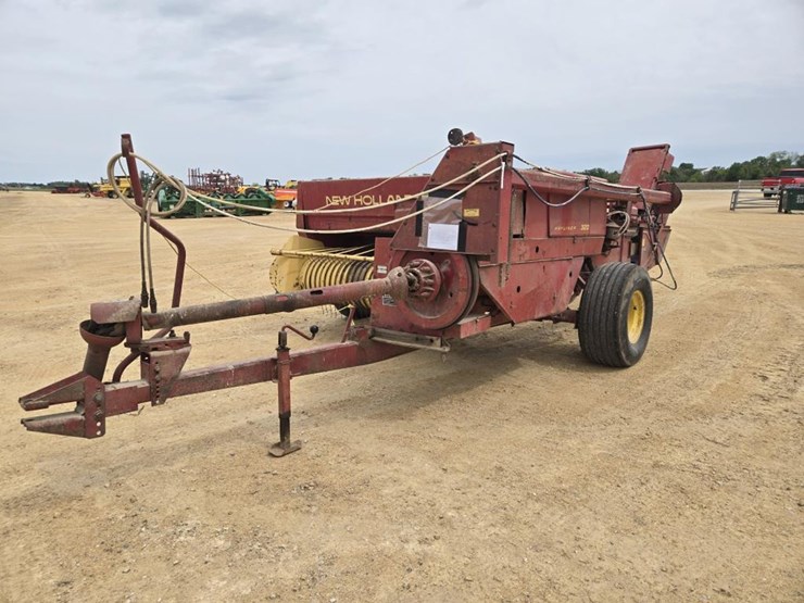 new-holland-320-image-1