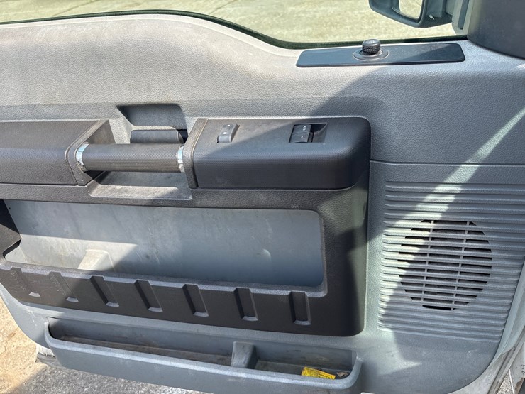 #43-•-2012-ford-3/4-ton-service-body-truck-image-12