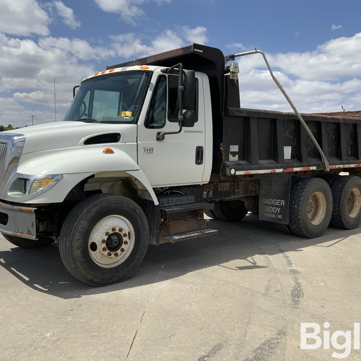 2005 INTERNATIONAL 7400