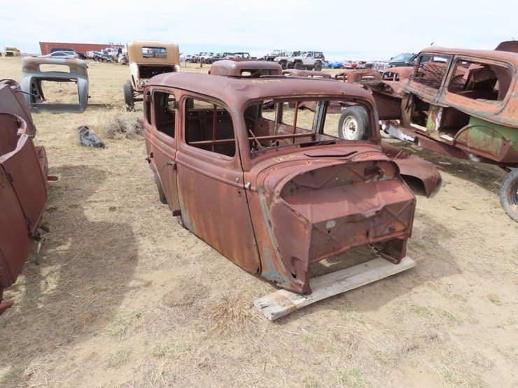 1934-ford-4dr-sedan-body-for-rod,-restore,-or-parts-image-1