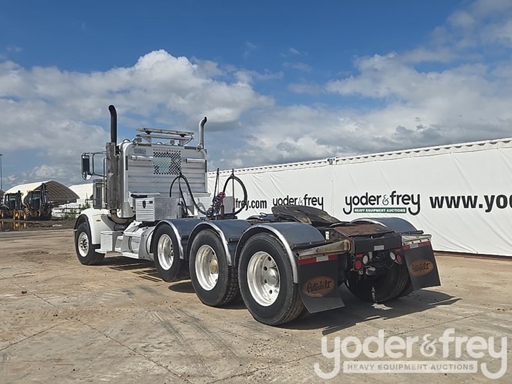 2010-peterbilt-367-image-3