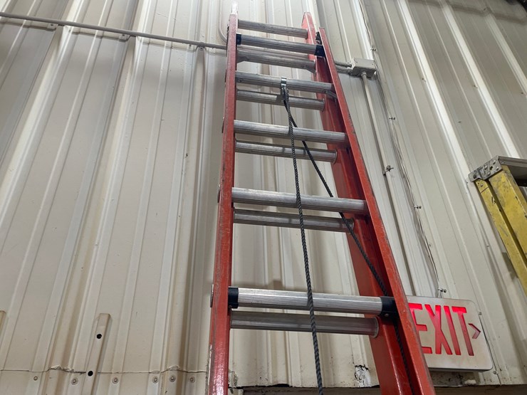 #4582-•-louisville-fiberglass-extension-ladder-image-4