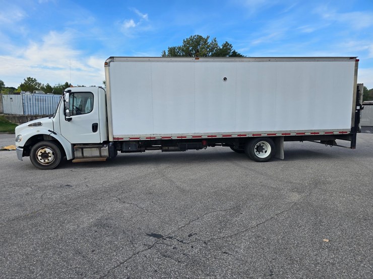 2014-freightliner-m2-106-image-10