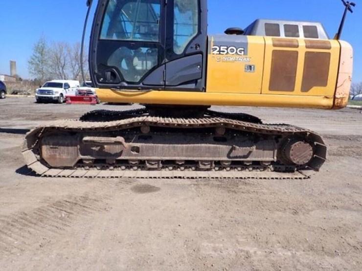 2017-deere-250g-lc-image-39