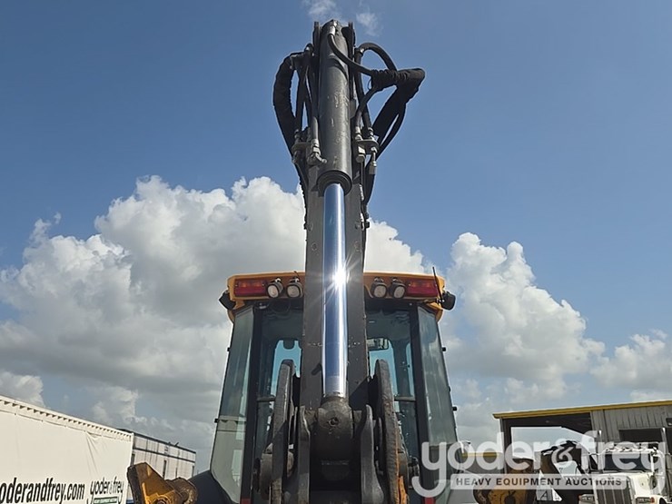 2020-deere-310sl-image-31