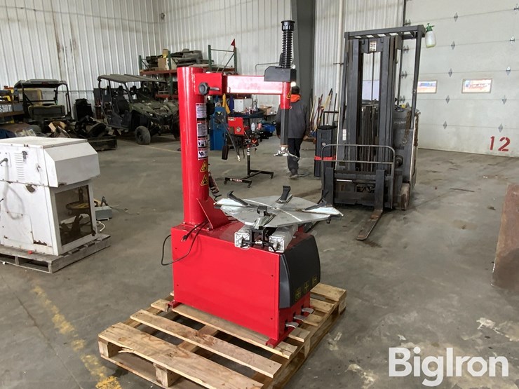 2025-massey-ferguson-730-image-3