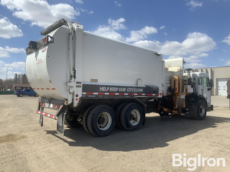2015-peterbilt-320-image-5