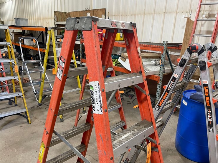 #4587-•-louisville-fiberglass-step-ladder-image-2