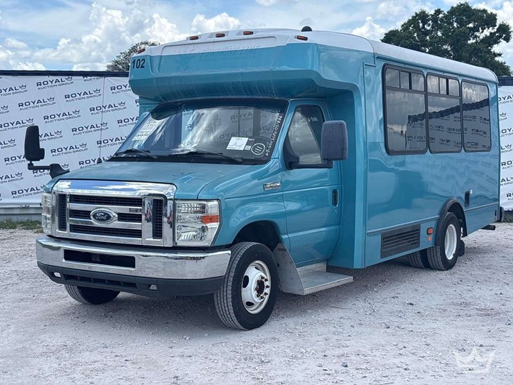 2017-ford-e450-image-1