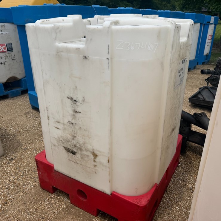 #1661 • 330 GALLON PLASTIC STORAGE OIL TANK