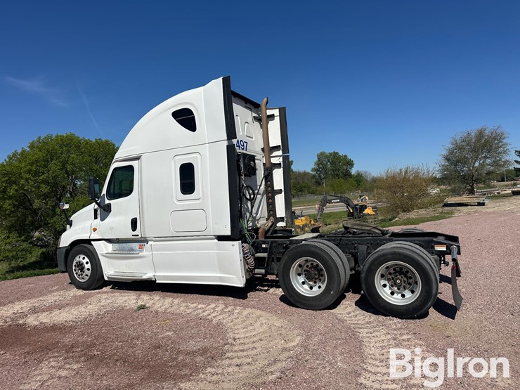 2015-freightliner-cascadia-125-image-8