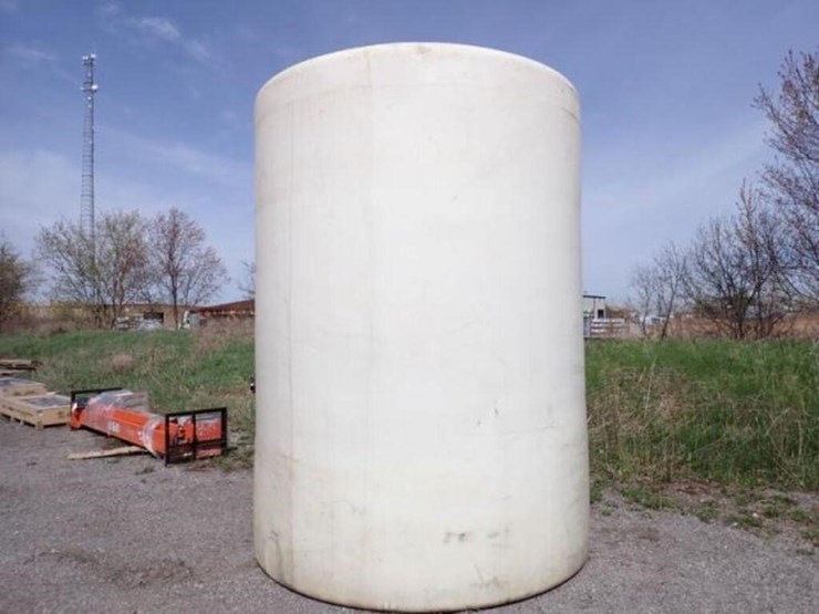 4,000-l-polyethylene-tank-image-1