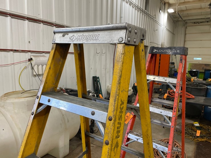 #4592-•-husky-fiberglass-step-ladder-image-2
