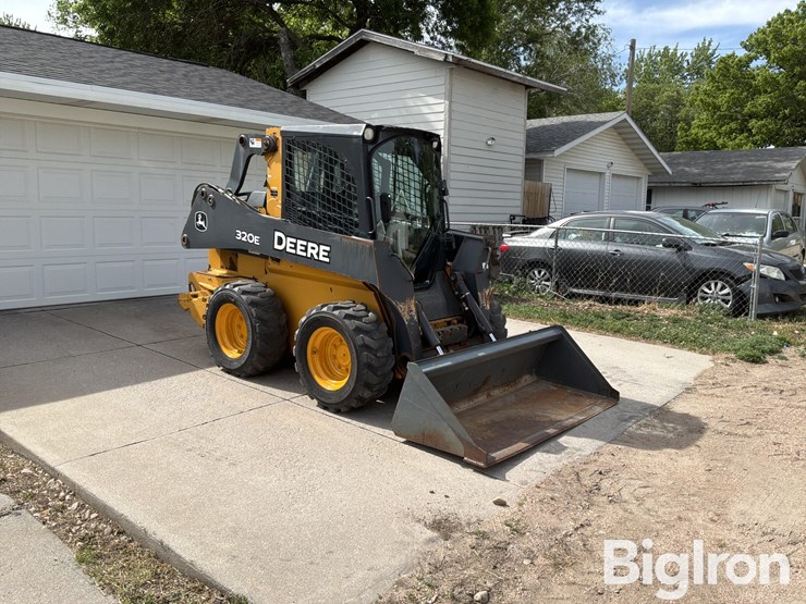 2014-deere-320e-image-3