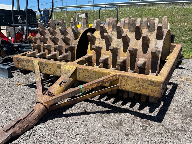 #28-•-pull-type-8'-sheeps-foot-compactor-image-1