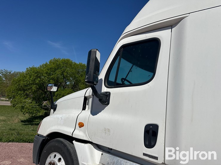 2015-freightliner-cascadia-125-image-13