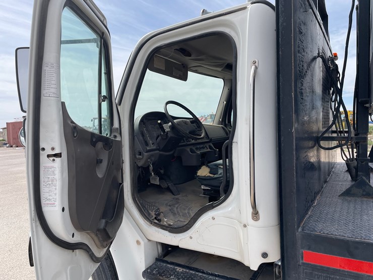 2008-freightliner-m2-106-image-11