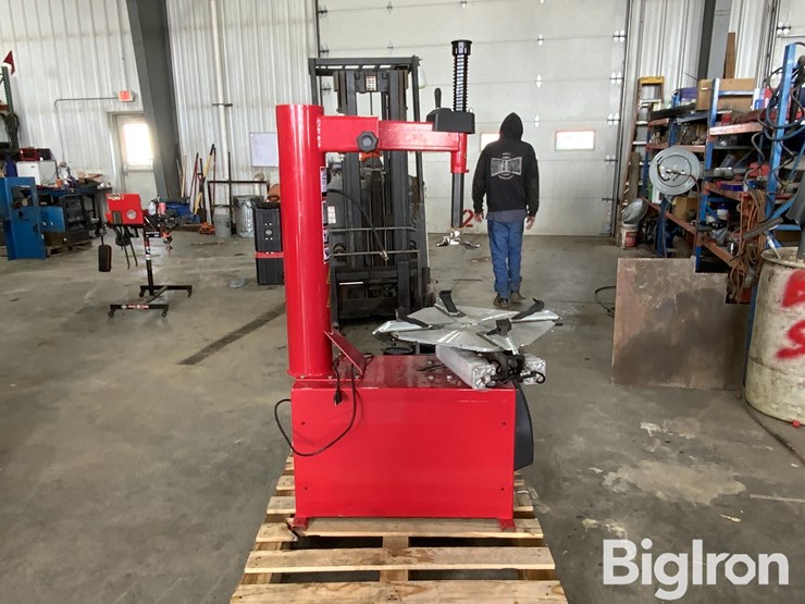 2025-massey-ferguson-730-image-4