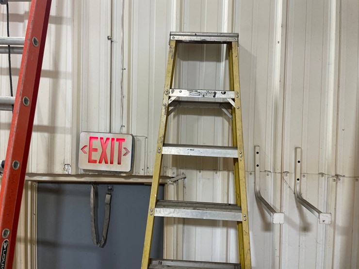 #4583-•-werner-fiberglass-step-ladder-image-2