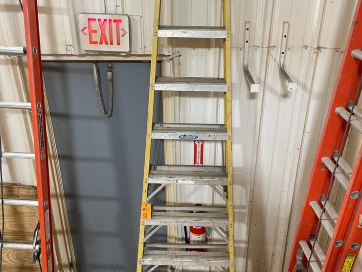#4583-•-werner-fiberglass-step-ladder-image-1