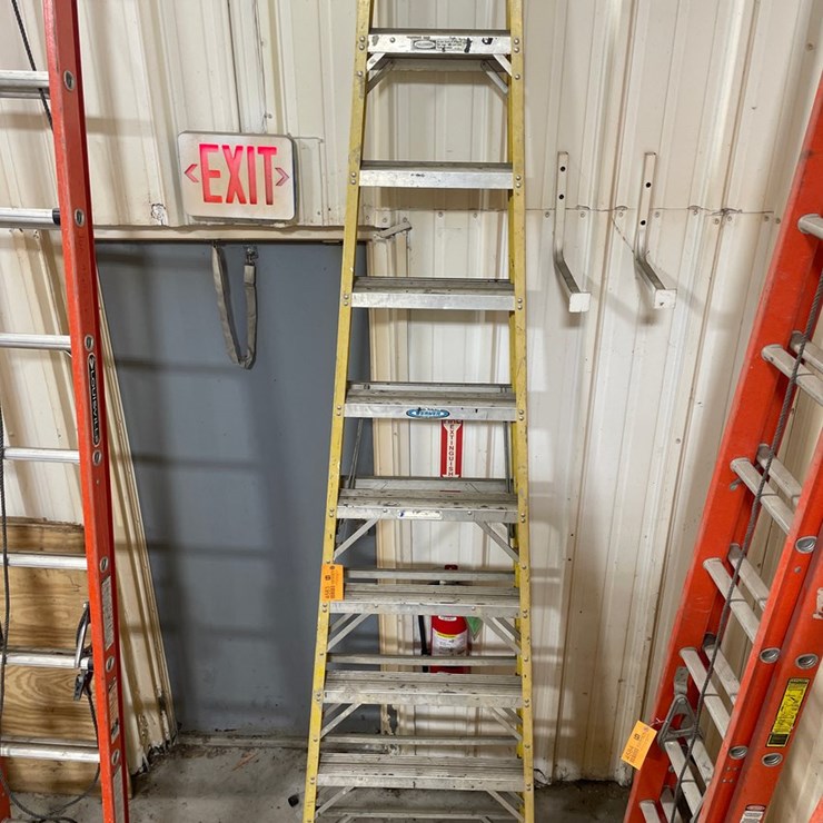 #4583 • Werner Fiberglass Step Ladder