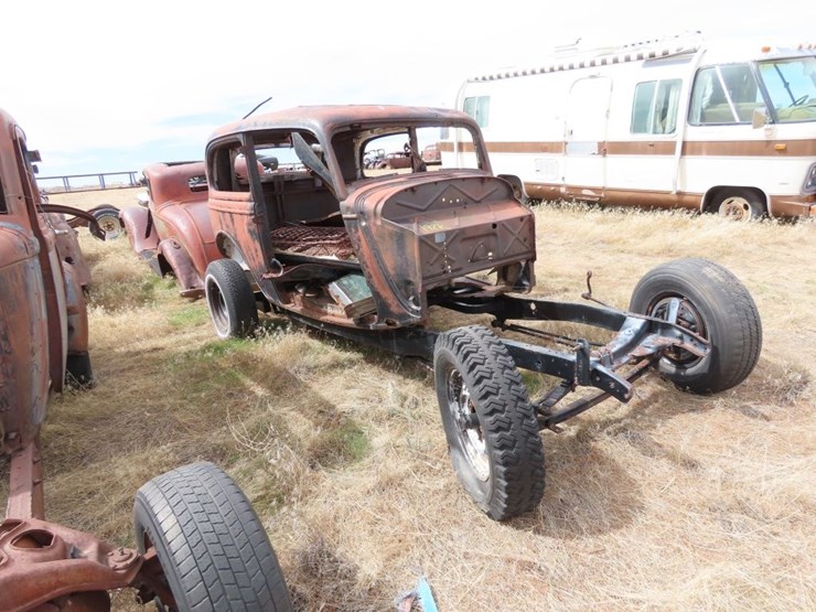 1932/3-ford-2dr-sedan-for-rod,-project,-for-parts-image-1