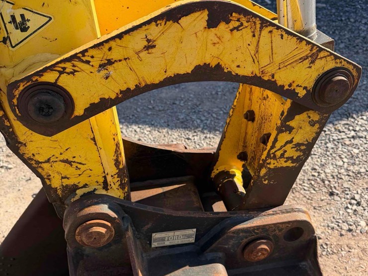 new-holland-b95lr-backhoe-image-17