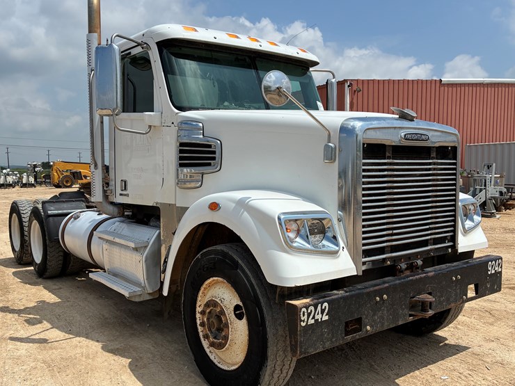 2014-freightliner-coronado-122-sd-image-3