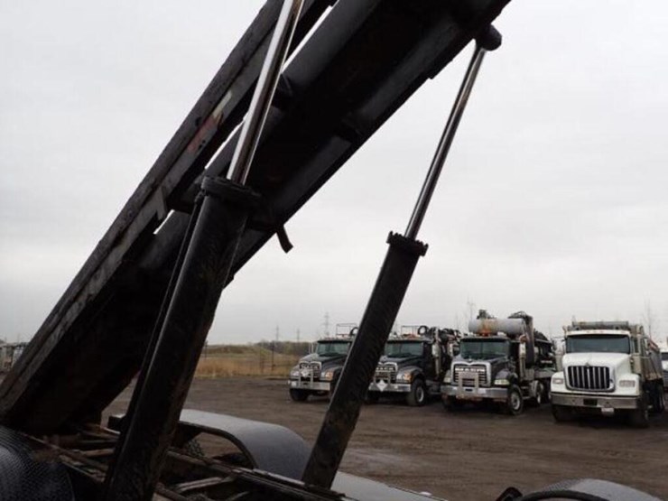 2004-mack-cv713-granite-t/a-rolloff-truck-1m2ag10c-image-78
