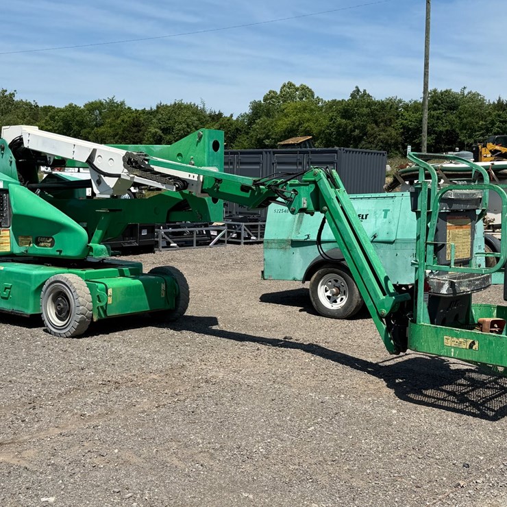 2011 JLG E400AJP