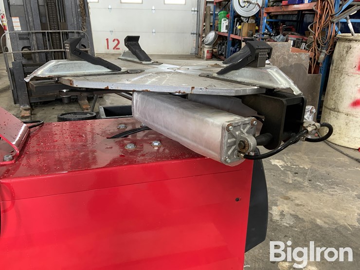 2025-massey-ferguson-730-image-14