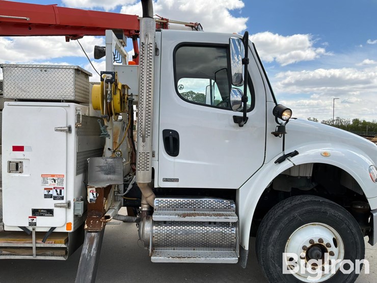 2010-freightliner-m2-106-image-9