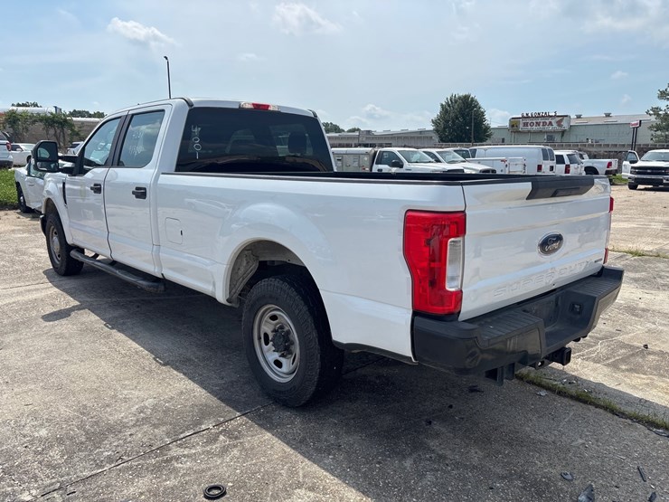 #12-•-2017-ford-3/4-ton-truck-image-4