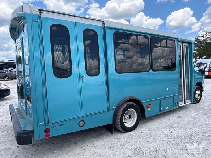 2017-ford-e450-image-3