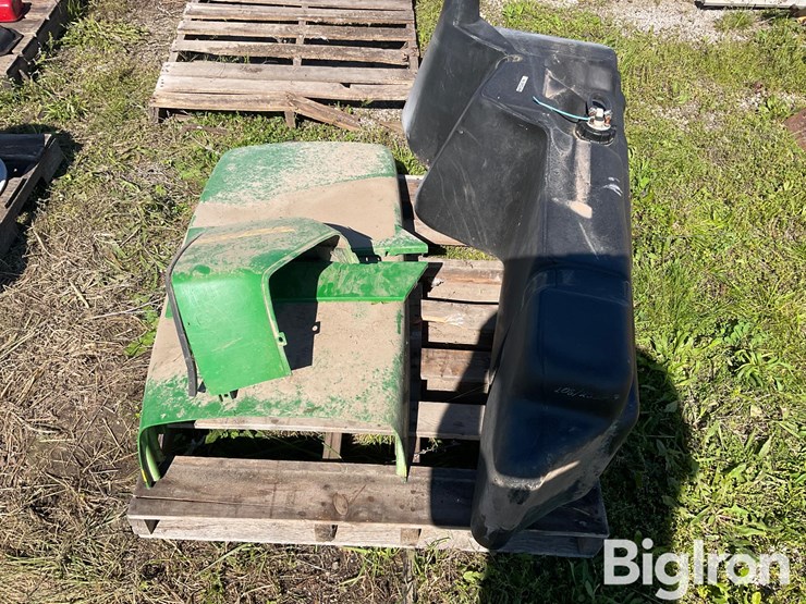 john-deere-tractor-hood-&-fuel-tank-image-4