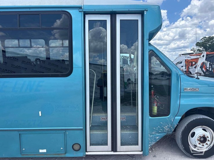 2017-ford-e450-image-11