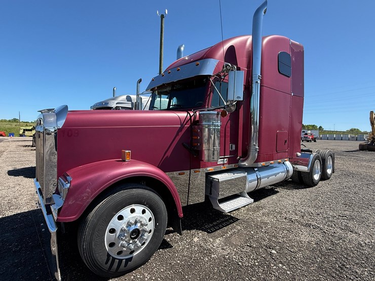 #24-•-2000-freightliner-classic-road-tractor-image-1