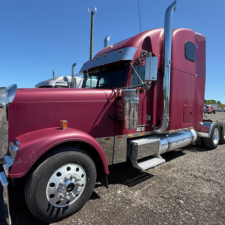#24 • 2000 FREIGHTLINER CLASSIC ROAD TRACTOR