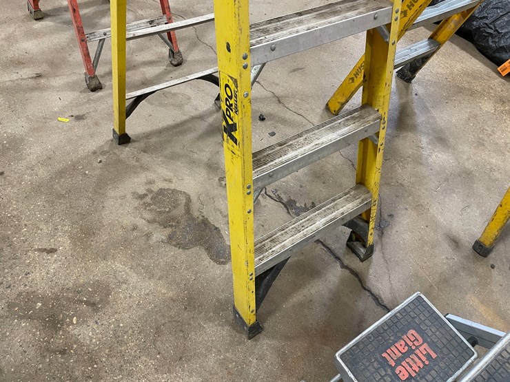 #4591-•-keller-fiberglass-step-ladder-image-3