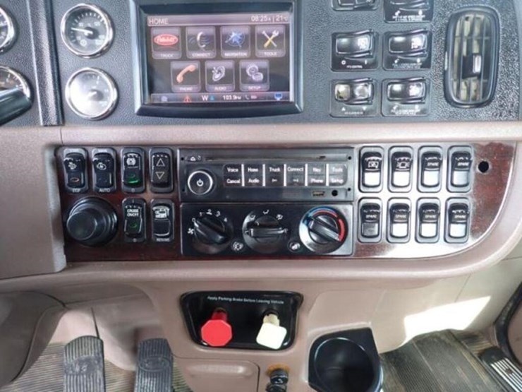 2013-peterbilt-367-image-21