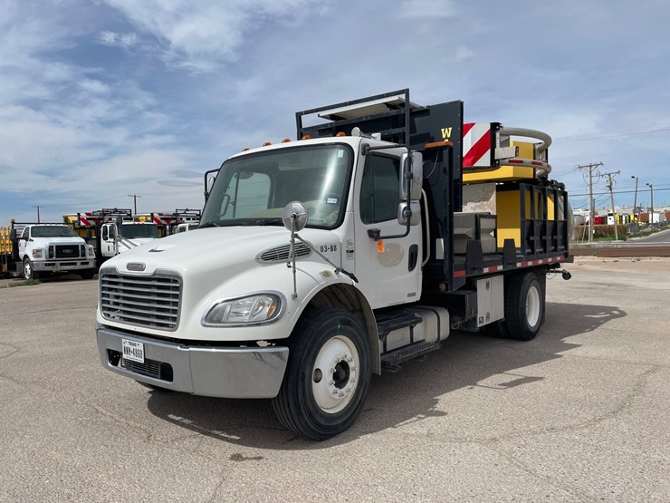 2008-freightliner-m2-106-image-1